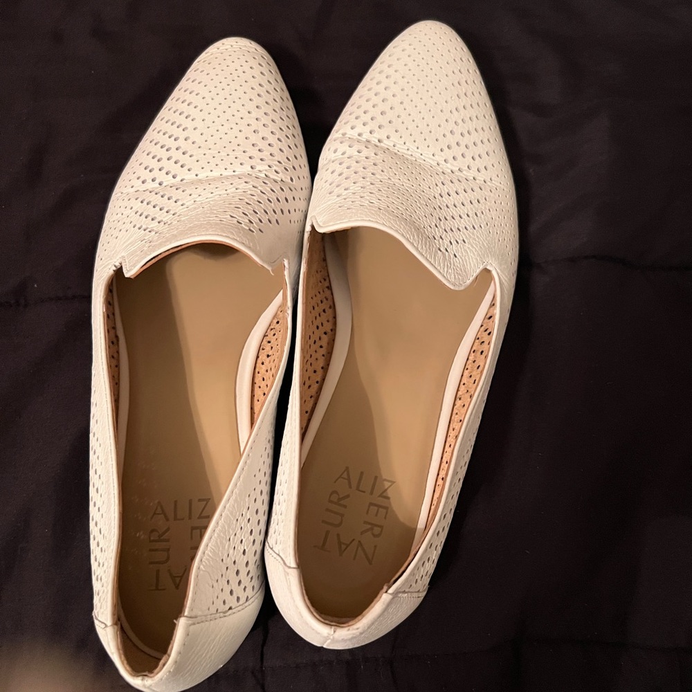 Gently worn naturalizer white flats very fashionable and comfy